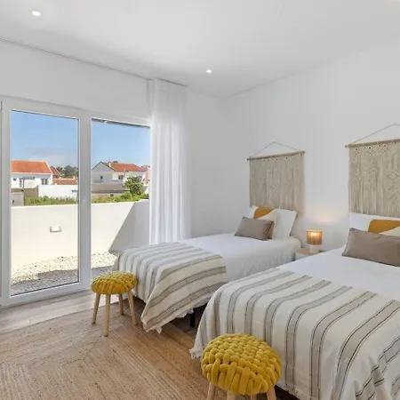 Modern With Private Pool Near Baleal Feriehus