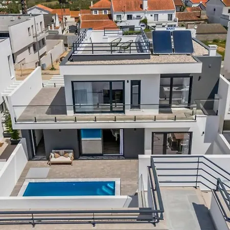 Feriehus Modern With Private Pool Near Baleal